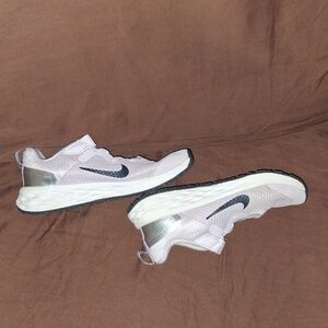 Nike Kids Shoes in White and Silver